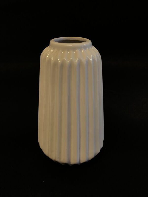 Balta vāze no keramikas.