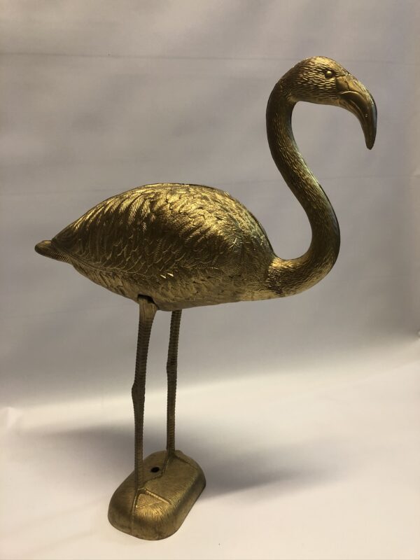 Dekoratīvs zelta flamingo.