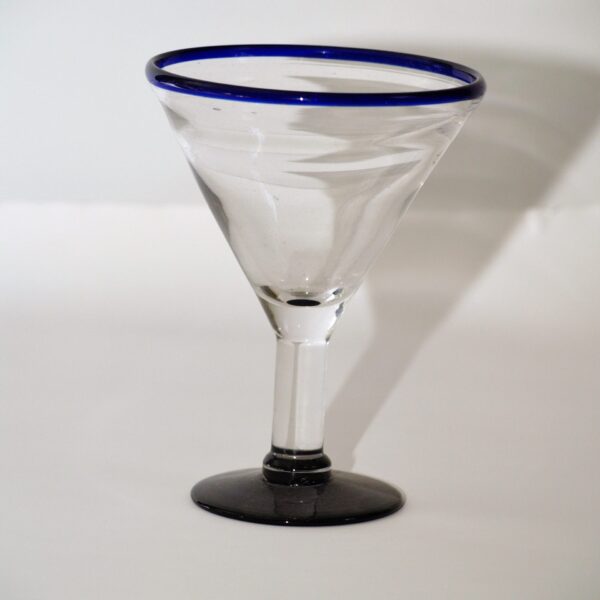 Martini tipa stikla glāze ar melnu kājiņu.