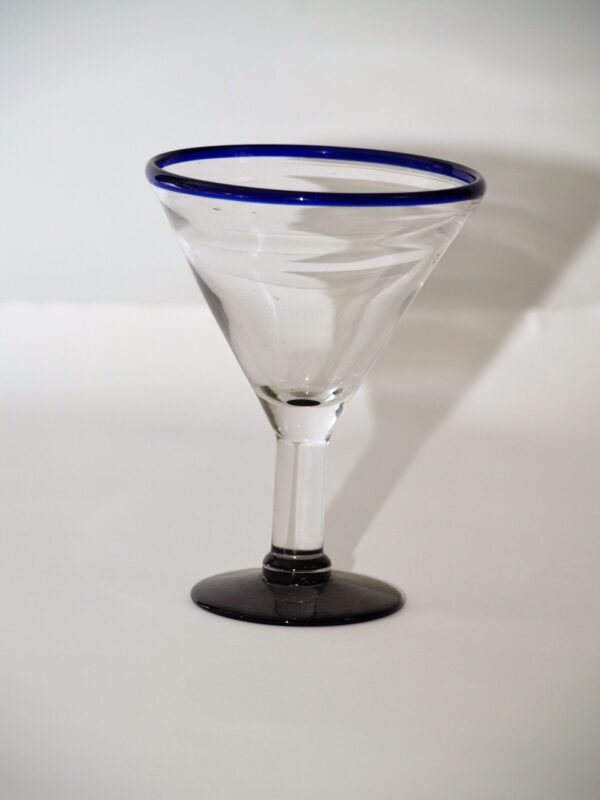 Martini tipa stikla glāze ar melnu kājiņu.