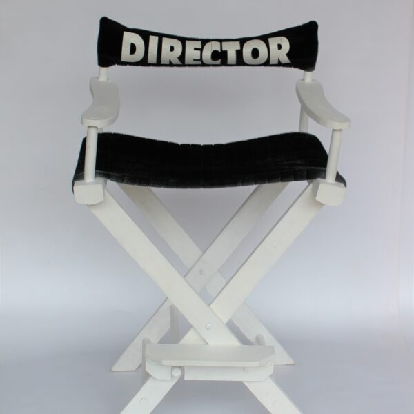 Krēsls ar uzrakstu "Director".