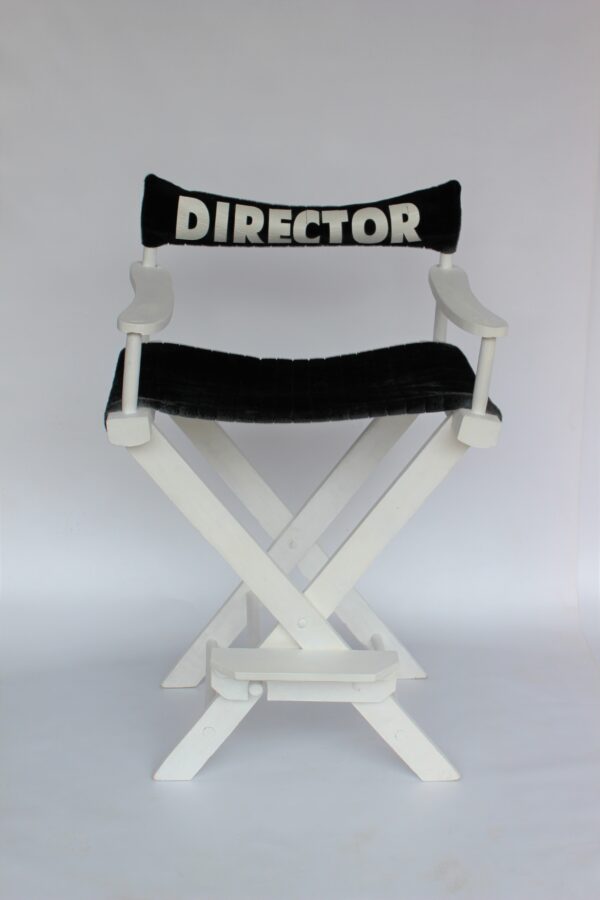 Krēsls ar uzrakstu "Director".